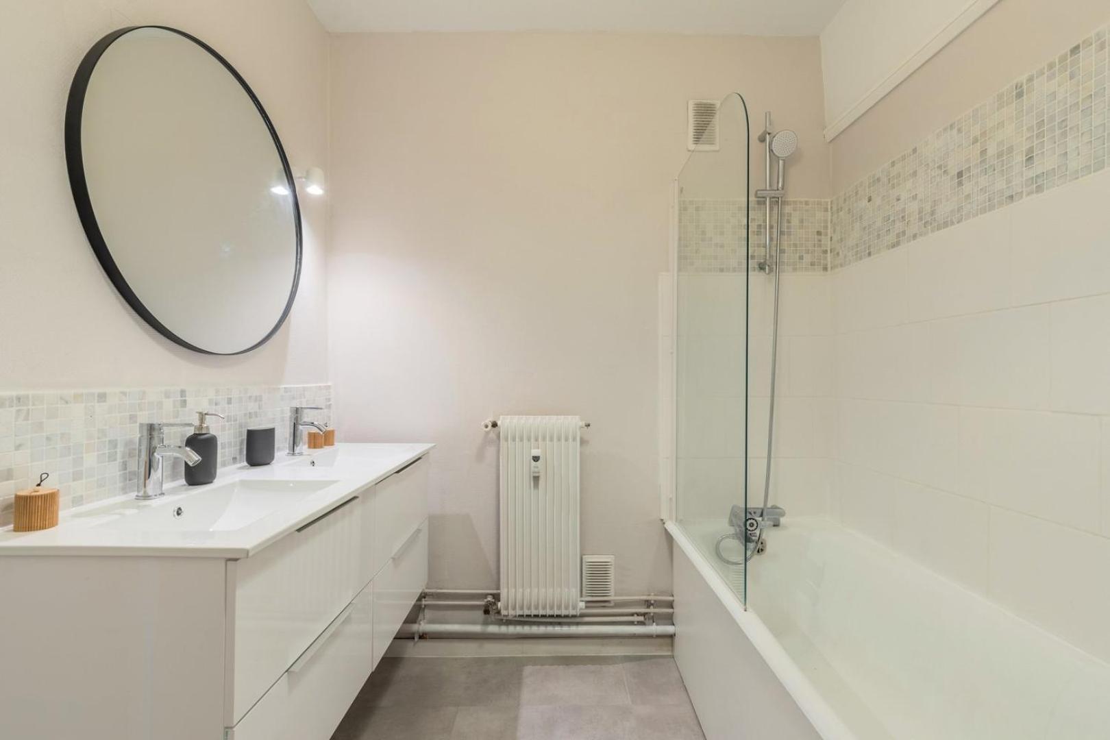 Spacious 3 Bedroom Apartment & Private Parking! Lambersart Esterno foto
