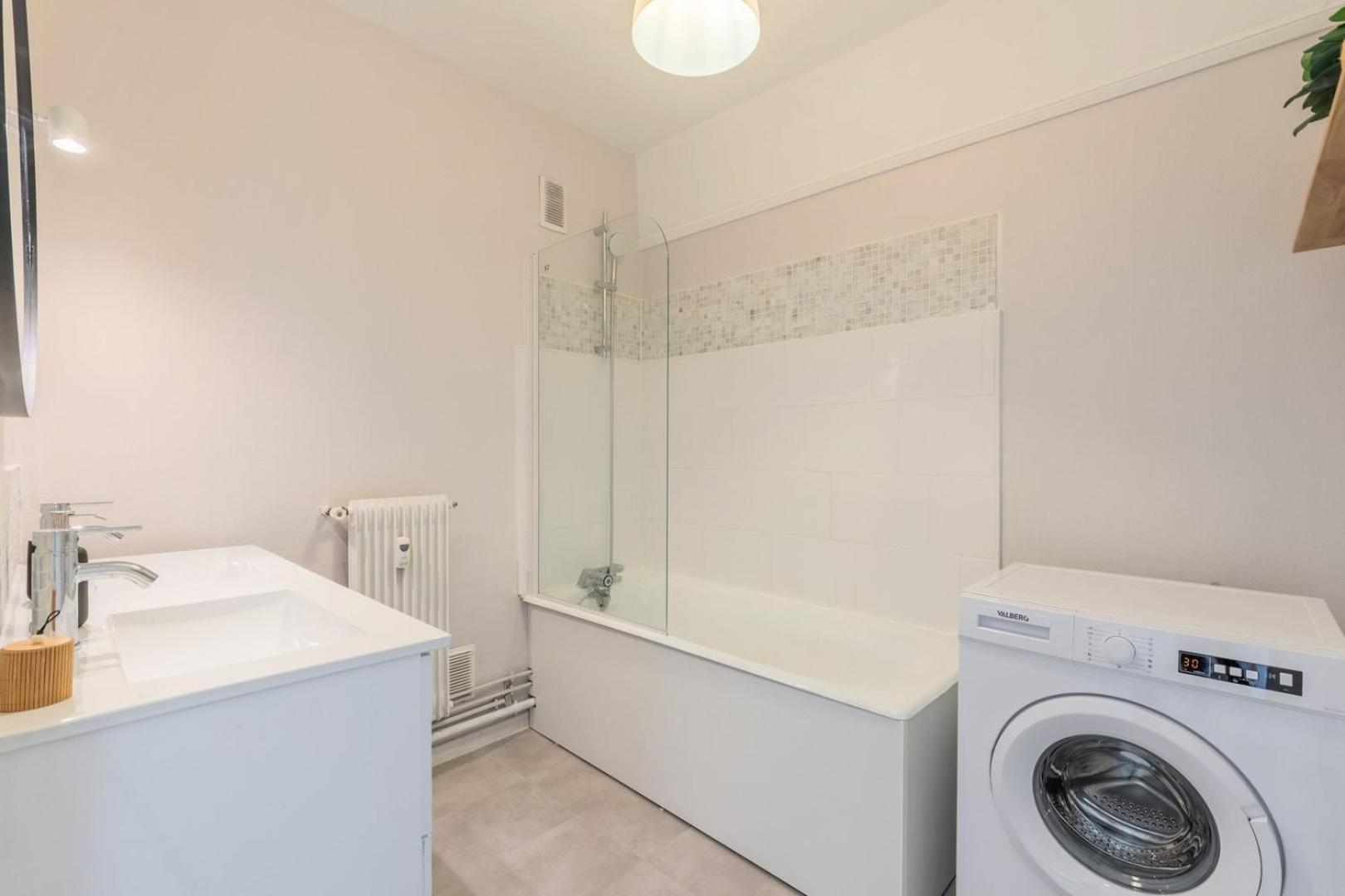 Spacious 3 Bedroom Apartment & Private Parking! Lambersart Esterno foto